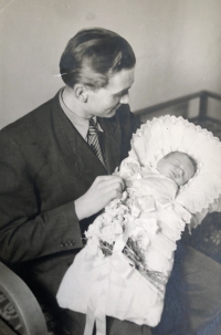 Generálův syn Karel Mareš (*1925) z prvního manželství, který po komunistickém převratu utekl přes státní hranice