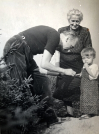 Dagmar s otcem a babičkou, Kosova Hora, 50. léta