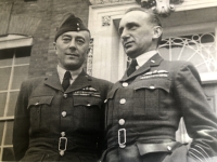V Anglii se Karel Mareš (vpravo) stal prvním velitelem 311. čs. bombardovací perutě RAF, Velká Británie, 1940–1942