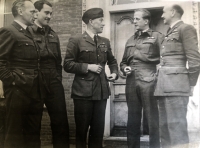Karel Mareš (vlevo) jako první velitel 311. čs. bombardovací perutě RAF, Velká Británie, 1940–1942