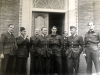Karel Mareš (uprostřed) jako první velitel 311. čs. bombardovací perutě RAF, Velká Británie, 1940–1942