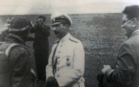 Mjr. letectva Karel Mareš (vlevo) přijímá projevy díků a uznání od bulharského cara Borise III. (uprostřed v bílém) za ukázkový let na letišti v Sofii, 28. května 1935