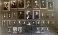 Maturitní tablo studentů reálného gymnasia Pierra de Coubertina v Táboře. Karel Mareš v první řadě třetí zleva, 1916–1917