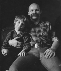 Jiří Altmann se synem (Praha, asi 1977, foto Pavel Hudec Ahasver)