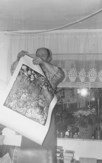 Jiří Altmann tiskne grafiku Rodinné album u přátel v Hemsbachu (1991)