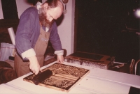 Jiří Altmann printing the Chelčický rybník triptych, 1987