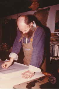 Jiří Altmann printsing the Chelčický rybník triptych (1987)