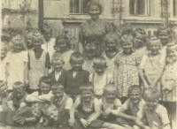 Ve druhé třídě evangelické školy v Předhradí, vedle paní  učitelky vlevo, 1941