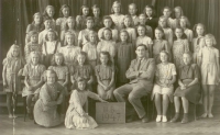 Měšťanka ve Velimi, třídní fotografie, stojící třetí zprava, 1947