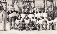 Jaroslav Jiskra se v mládí věnoval hokeji, na snímku dorosteneckého mužstva Baník Sokolov, pátý zprava v zadní řadě
