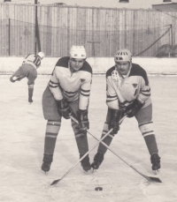 Jaroslav Jiskra (vlevo) se spoluhráčem na stadionu Baníku Sokolov, v pozadí stavba nového zimního stadionu 