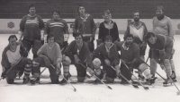Hokejové mužstvo dolu Dukla Habartov, pamětník ve spodní řadě třetí zleva