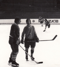 Jaroslav Jiskra (vlevo) na sokolovském hokejovém stadionu v roce 1986
