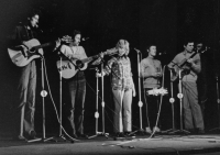 Karel Lippman se skupinou Živec na krajském kole porty, zcela vpravo, 1972