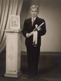 Karel Lippmann při svatém přijímání, 1958