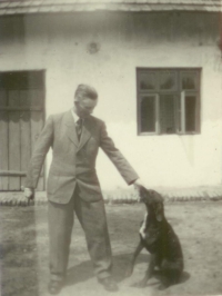 Josef Krejčík s loveckým psem, Klipec 24 na dvoře před místností pro děvečku, 1936