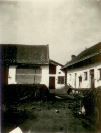Klipec 24, zleva stodola, prasečinec, maštal a chlév, 1934