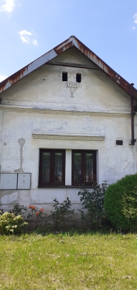 Rodinný dům, ve kterém bydleli předkové Jiřiny Řepové od roku 1870 a který má dodnes ve štítě evangelický kalich, Klipec 2023