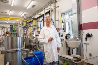 Ladislav Cvak v chemické laboratoři v roce 2023