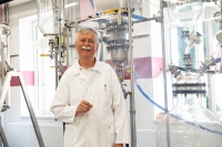 Ladislav Cvak v chemické laboratoři v roce 2023