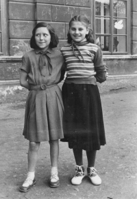 S kamarádkou Haidou Ochozkovou, Prunéřov, 1954