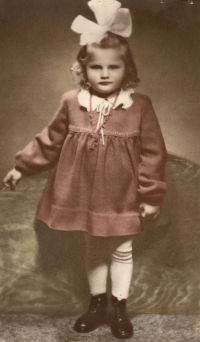 Jako malá dívenka v Maďarsku, 1947