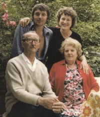 Bratr pamětnice Jan Kristofori s manželkou (nahoře) a rodiče pamětnice