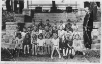 Se spolužáky v první třídě základní školy, Přísečnice, 1950