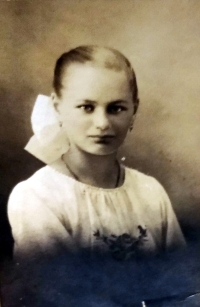 Ludmila Vajdová, maminka Františka Coufala, zamlada, cca 30. léta