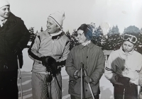 Lyžování na Portáši, pamětnice je třetí zleva, druhý zleva je její tehdejší přítel Vl. Wicherek, zač. 70. let