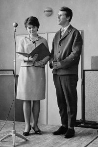 Pamětník recituje s Ludmilou Moutelíkovou v kulturním domě v Jirkově, rok 1963