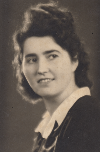 Matka Zdeňka Luhanová (roz. Pijáčková) okolo roku 1945