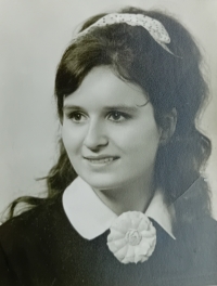Eva Orthofer, tehdy ještě Klinkovská, maturitní foto, zač. 70. let