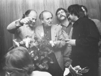 Oslava 60. narozenin Ladislava Čepeláka v Jámě (1984, Milan Kohout a Jiří Altmann s Ladislavem Čepelákem, foto Ivan Hrdina)
