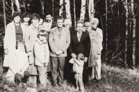 Shromáždění před památníkem padlých na Hradisku (Louce), pamětnice zcela vlevo, vedle ní manžel Kurt Zmek, 80. léta