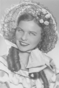 Pamětníkova maminka Jiřina Petršová, později provdaná Altmannová, v roli Heleny v Polské krvi (začátek 30. let)