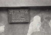 Pamětní deska Prudilových na domě na Karlově, 80. léta