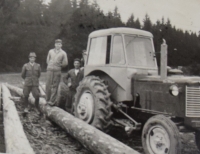 Práce v lese, Dominik Paulovič uprostřed