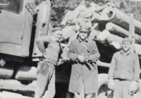 Práce v lese, pamětník vpravo