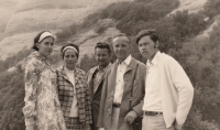 Rodina Milana Prokopa po emigraci na výletě ve Španělsku, rok 1969, zleva sestra Karin, matka Charlotta, rodinný přítel Vladimír Stejskal, otec Vlastimil Prokop a pamětník 