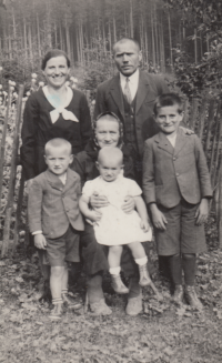 Prudilovi s babičkou Němečkovou, Oharka asi 1938