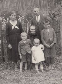 Prudilovi s babičkou Němečkovou, Oharka, asi 1938