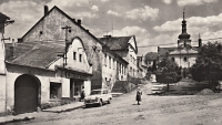 Vlevo pod kostelem rodný dům Josefa Roubíčka, Mnichovice, asi 60. léta