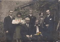 Rodina otce Josefa Roubíčka, tatínek Karel Roubíček uprostřed, rodiče vpředu, 1928