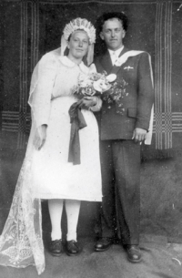 Svatební fotografie manželů vznikla až několik měsíců po svatbě, 50. léta