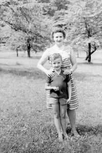 Jiří Pilař s matkou Marií Pilařovou, počátek 60. let 20. století