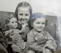 Eva Orthofer se setřenicí Ylonkou, se kterou vyrůstala, asi 1954