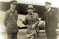 Karel Mareš (vpravo), jako první velitel 311. čs. bombardovací perutě spolu s československým prezidentem Edvardem Benešem ve Velké Británii, 1940–1942