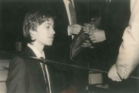 Pamětník během stužkovacího večírku na střední škole v roce 1986