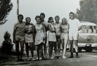 Svatební cesta do Rumunska (výlet přátel společně s novomanželi Janou a Bohumilem Stupeckými; třetí a čtvrtí zleva, pamětnice s přítelem Vl. Wicherkem stojí vedle nich na pravo), Rumunsko 1971